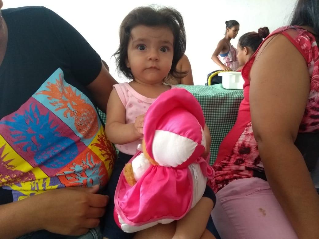 Bebê acolhida durante encontro de famílias