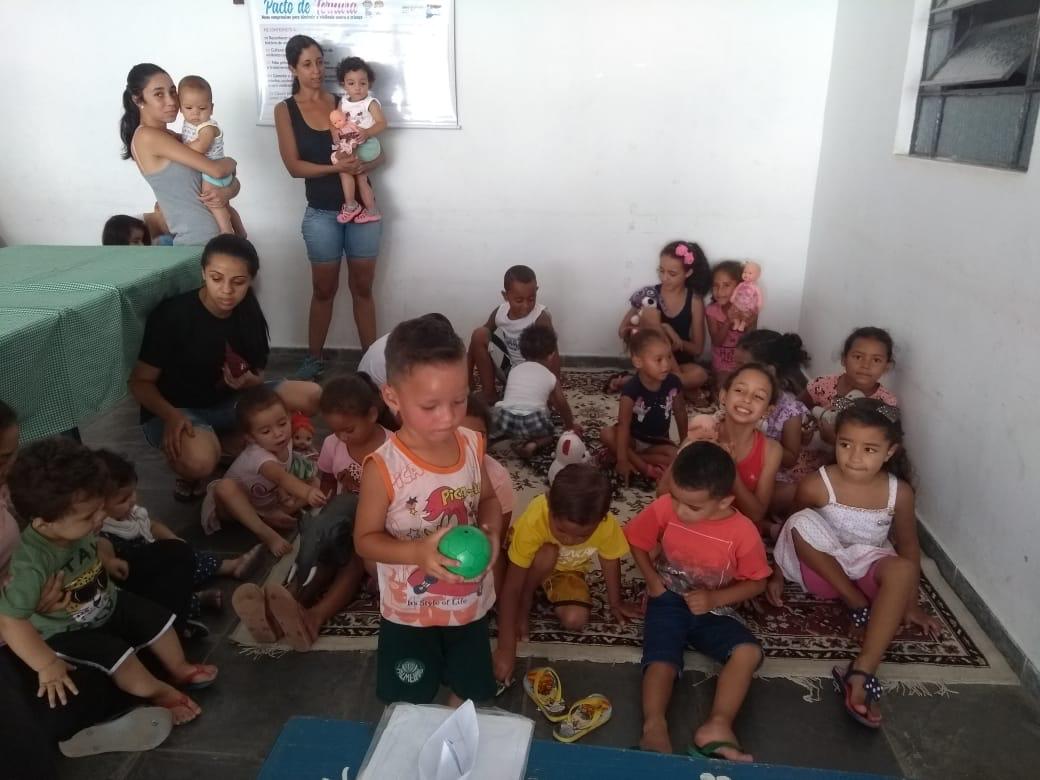 Crianças participando de atividade recreativa