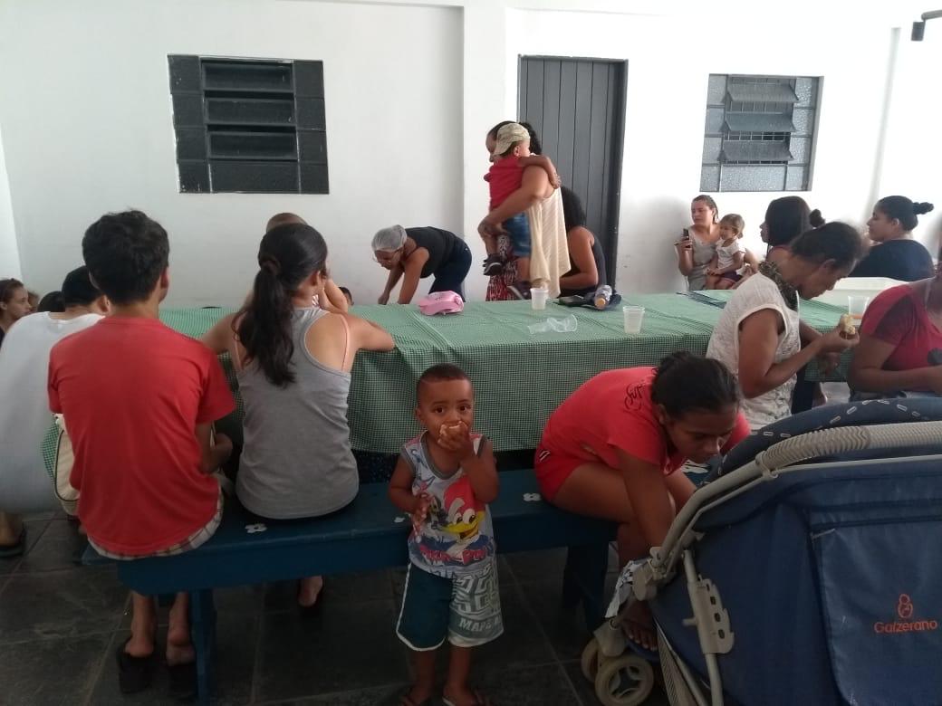 Famílias compartilhando uma refeição na ARCA