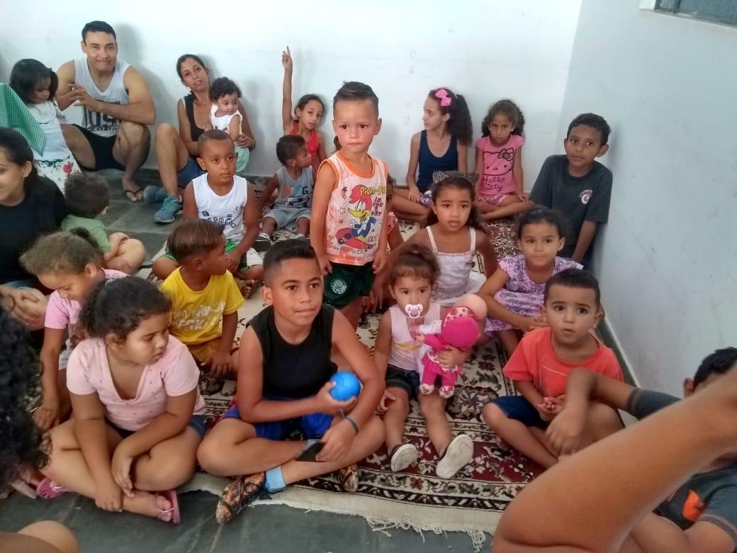 Grupo de crianças reunidas em atividade comunitária