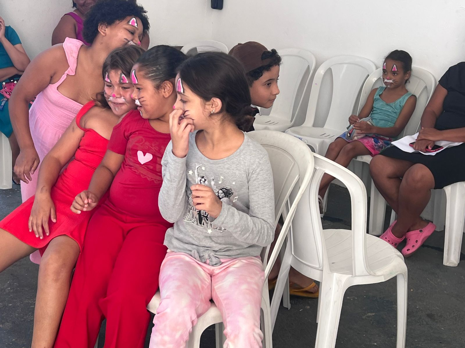 Crianças participando de uma atividade especial na ARCA