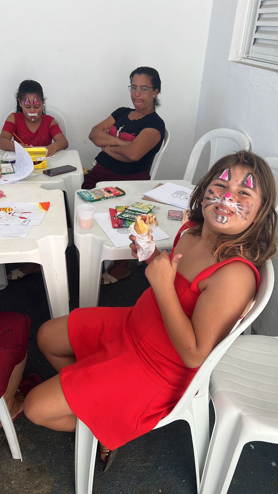 Criança sorrindo durante oficina recreativa