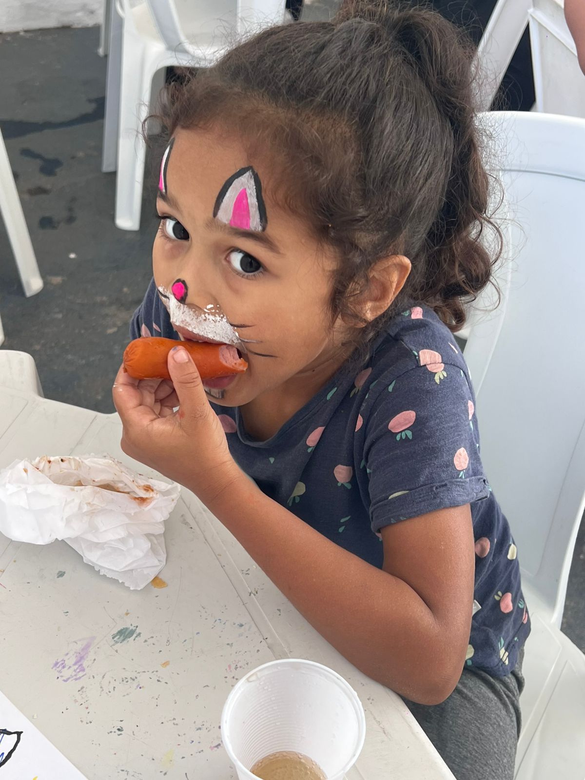 Criança durante o lanche em atividade da ARCA